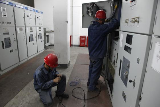 檢修電氣王西平、田創(chuàng)在給電路配線