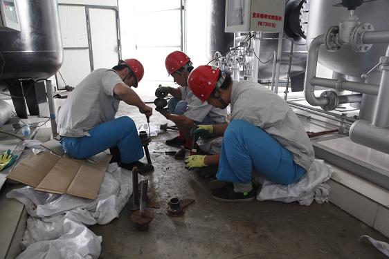 公用車間劉建剛、霍樂樂、張衛(wèi)強(qiáng)檢修制氮機(jī)絲杠壓蓋